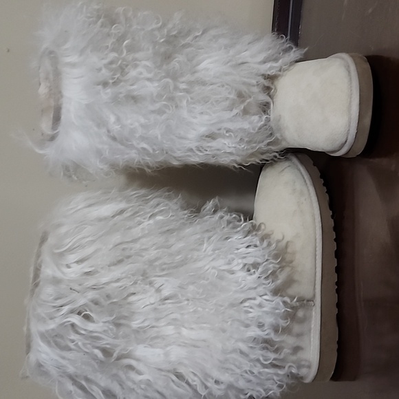UGG Australia Furry White/Cream Boots - Picture 2 of 3